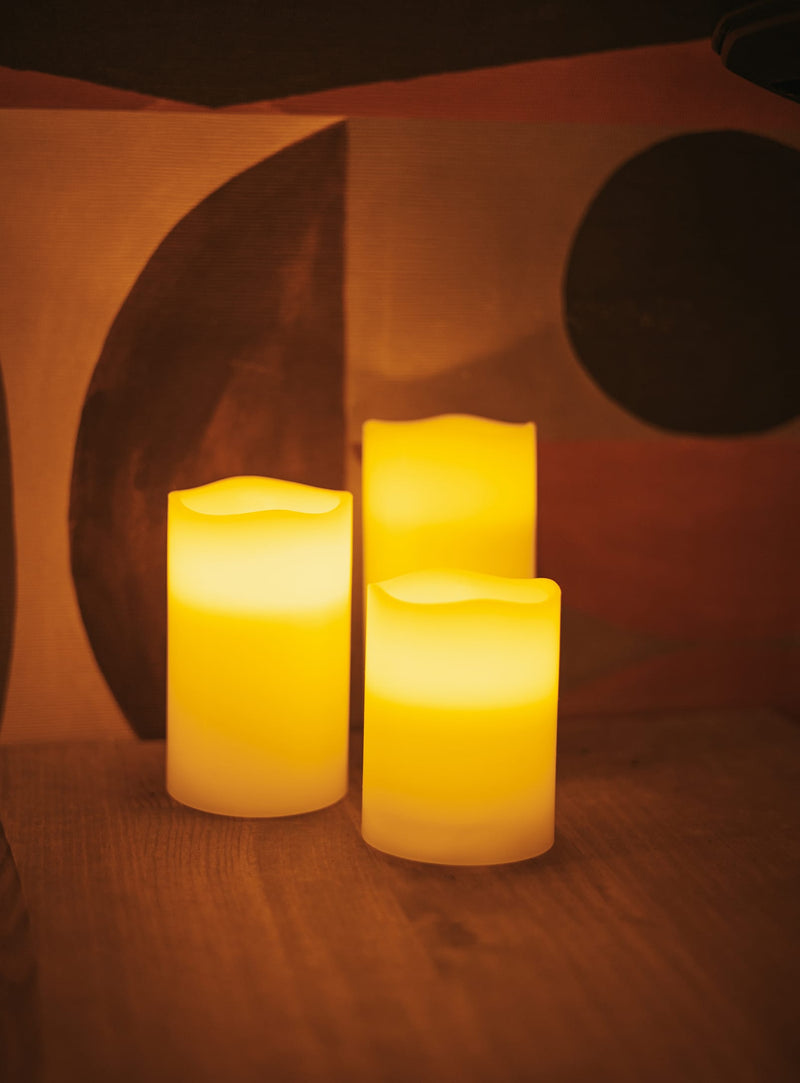 Dolo Pack 3 by Newgarden is a set of three flameless candles in natural wax with realistic candle effect, remote control, and timer.