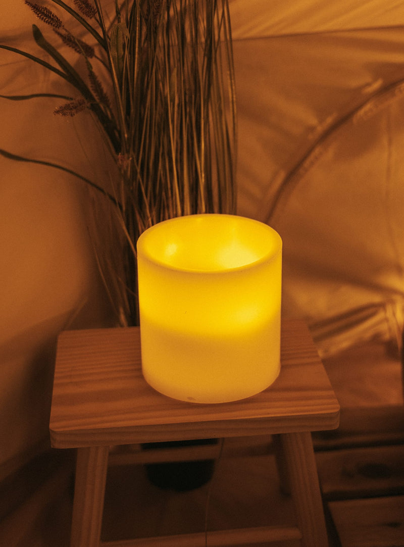Dolo 3 Wicks is a flameless candle by Newgarden made of natural wax, featuring a realistic candle effect, remote control, and timer.