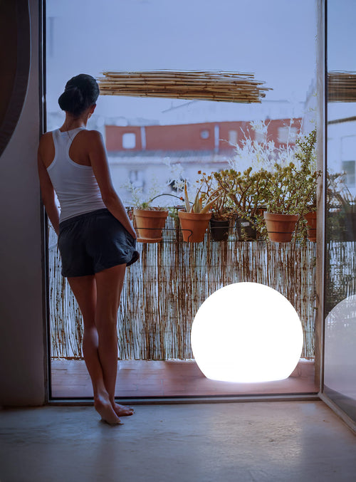 Discover Buly by Newgarden: A Mesmerizing Spherical Lamp, Perfect for Elevating Indoor and Outdoor Ambiances with Its Versatile Design.